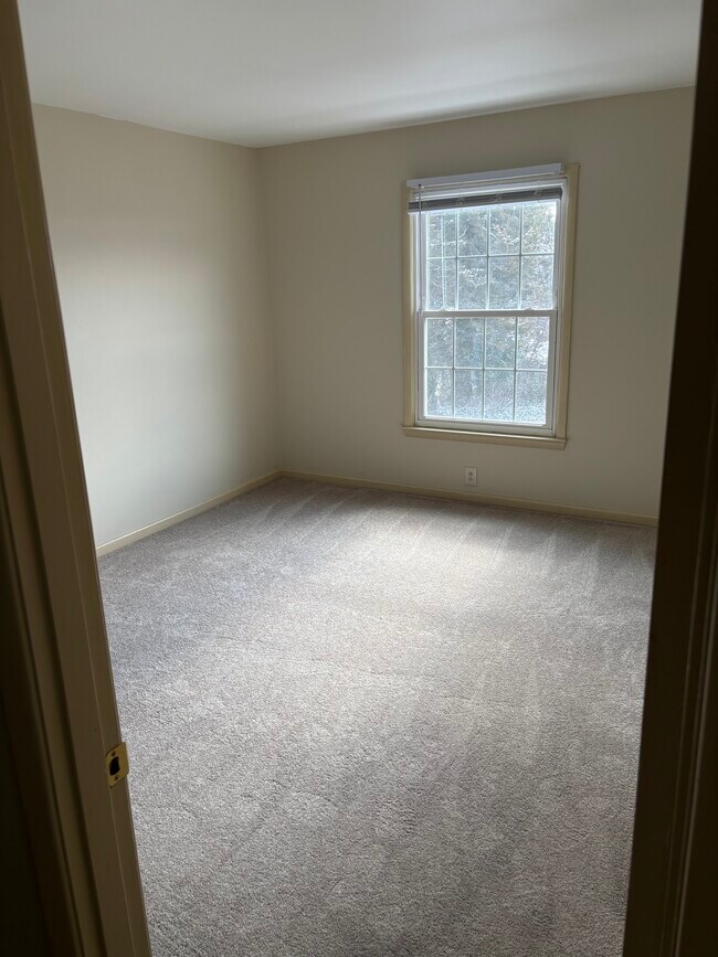 Master Bedroom - 2527 Hydraulic Rd