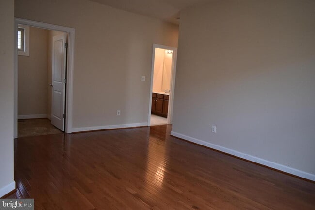Building Photo - Luxurious Single-Family Home in Vibrant On...