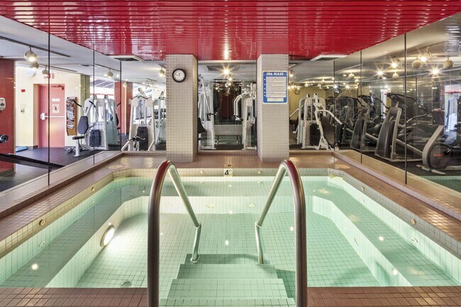 Building Photo - 1530 Key Blvd