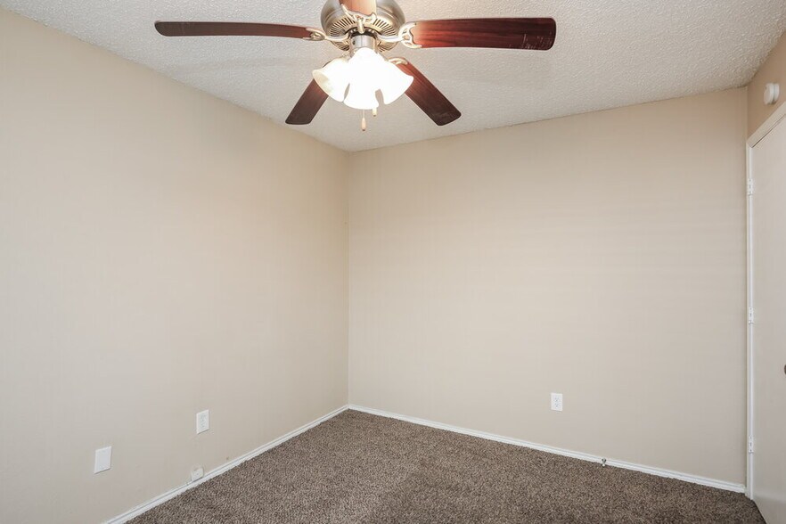 Building Photo - 406 Kalmia Dr