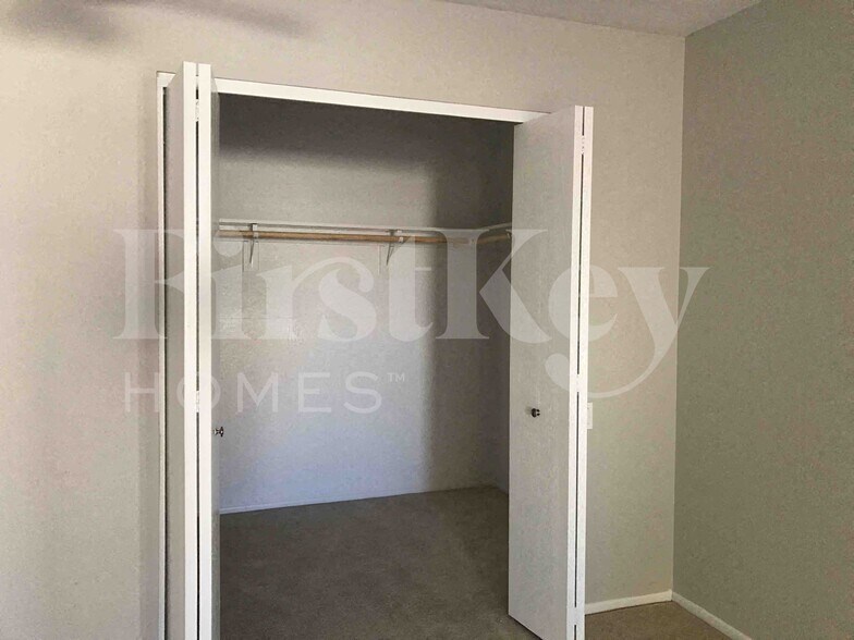 Building Photo - 4826 W Paradise Ln