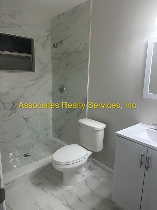 Building Photo - Remodeled 4BD/2BA Home with Den in Northwood!