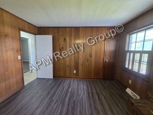 Building Photo - Spacious three bedroom West Columbia home