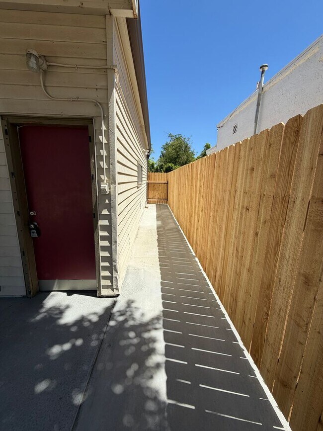 Building Photo - 303 Ivy St