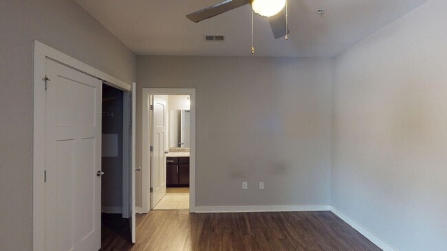 Building Photo - Cozy Studio Apartment in Vibrant Wedgewood...