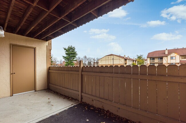 Building Photo - 2257 Hedgerow Road