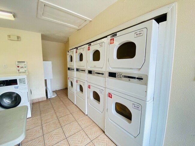 Building Photo - 1BR / 1BA Condo For Rent