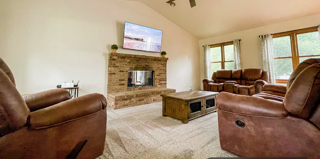 Main Floor Living Room - 4205 Hunters Glen Dr