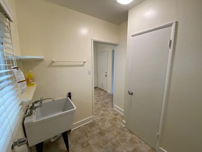 Building Photo - 916 Lighthouse Ave