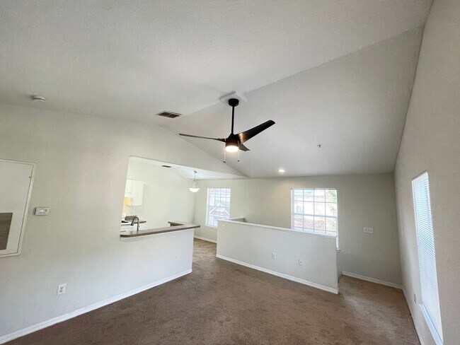 Building Photo - 1 Bedroom / 1 Bath Condo in Gated Communit...
