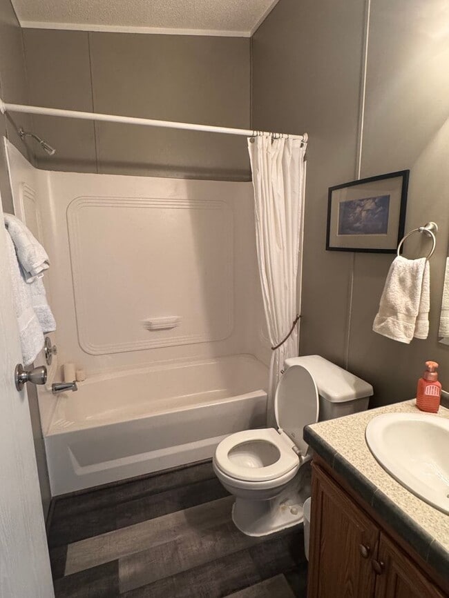 Building Photo - Spacious 3-Bedroom Home with Fenced Lot an...