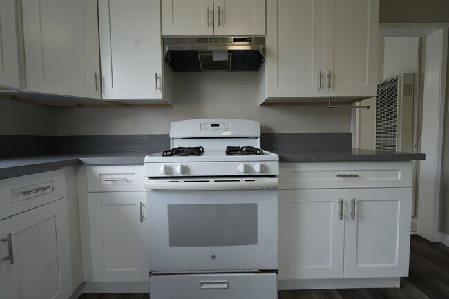 Building Photo - 440 RAYVON