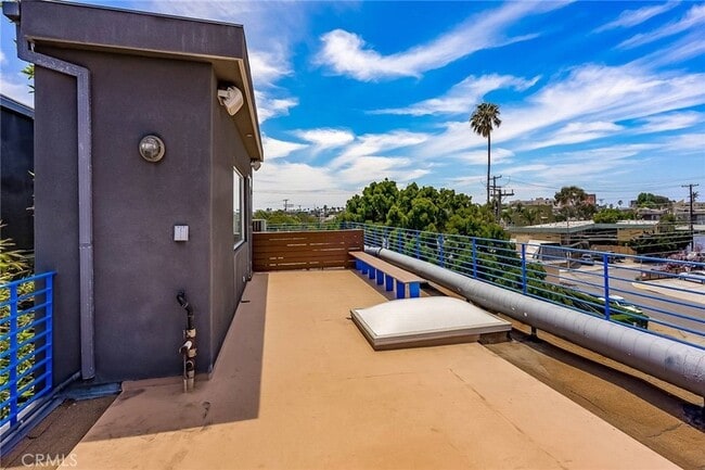 Building Photo - 414 Venice Way