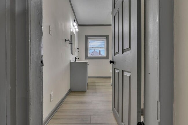 Building Photo - 112 S Cypress Ave