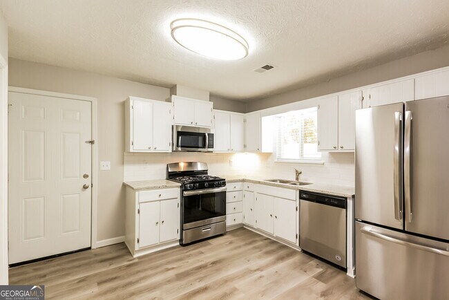 Building Photo - 440 Creekside Ct