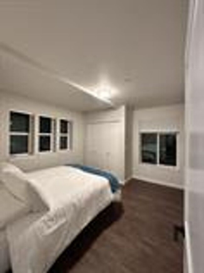 Building Photo - Fully Furnished 2 Bed 1 Bath Condo. Anacon...