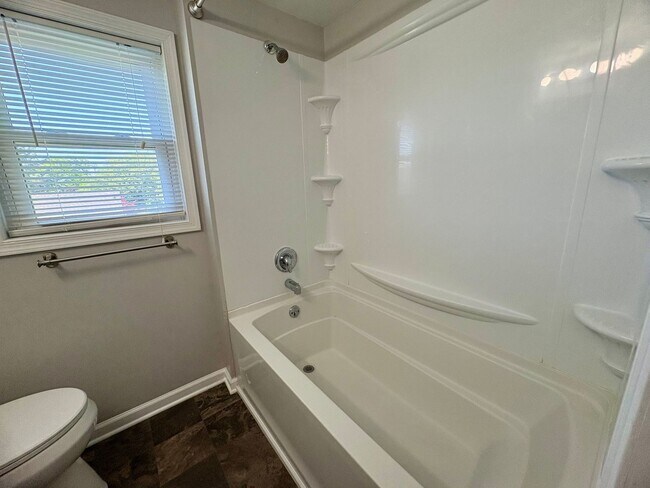 Building Photo - 4 Bedroom 2 Bathroom in Harrisburg!