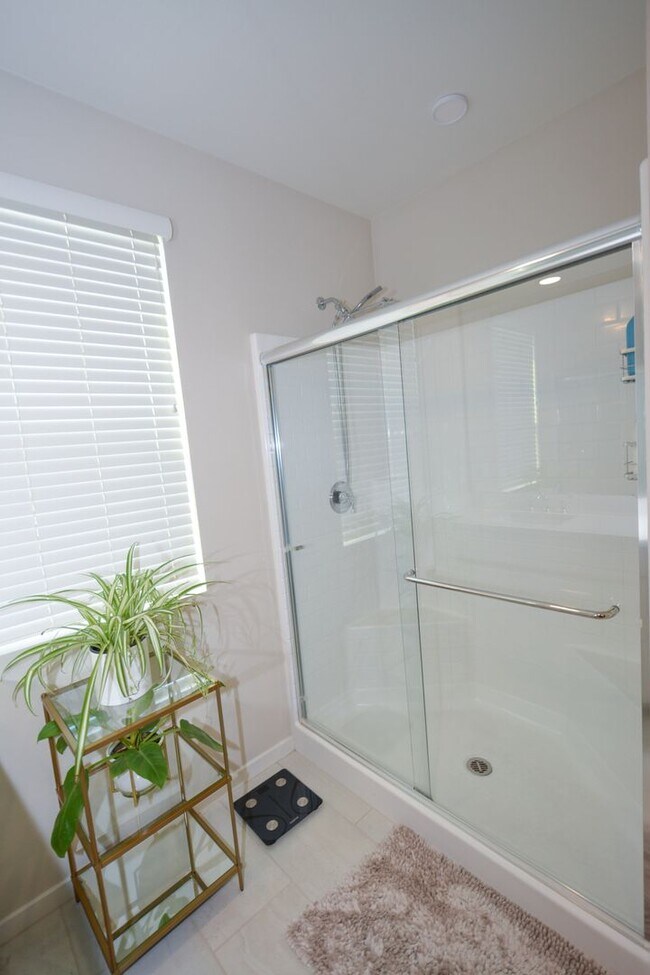 Building Photo - 3BED/4BATH Townhome in Oxnard