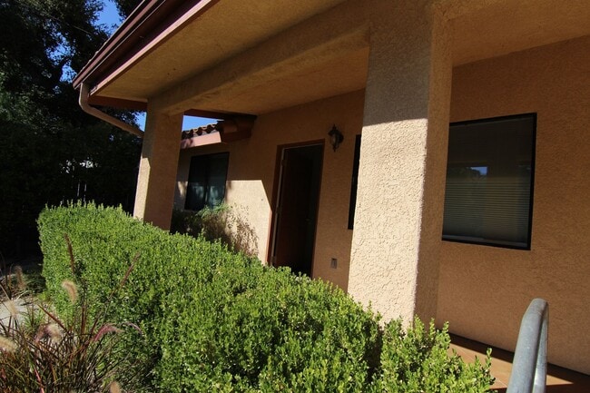 Building Photo - 2 Bedroom, 1 Bath apartment