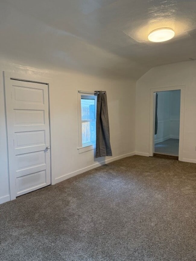 Building Photo - One Bedroom House Near Empower Field - Move In Ready!