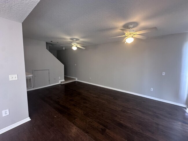 Building Photo - 2929 Fan Palm Dr