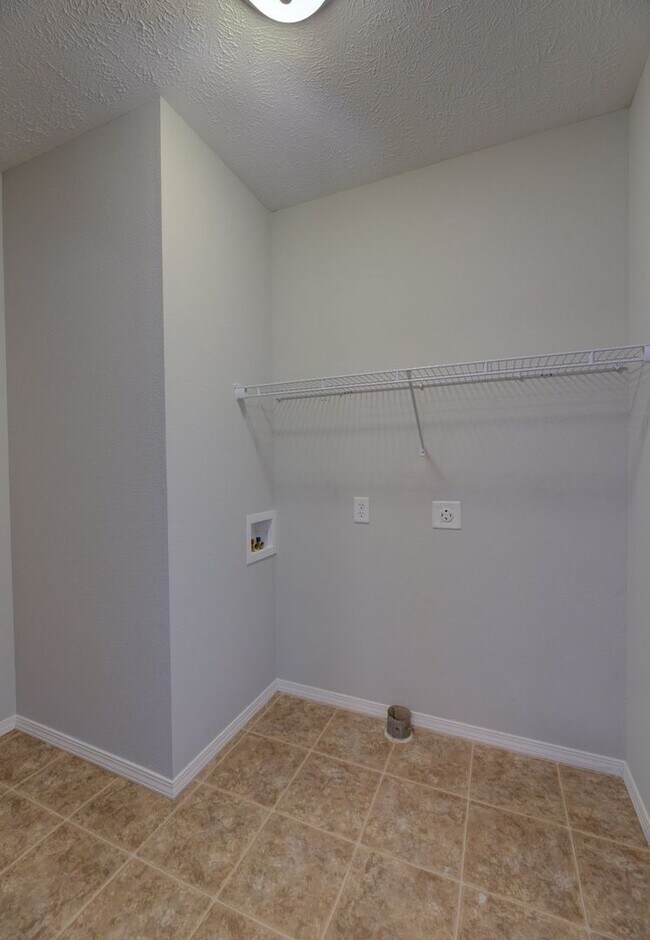 Building Photo - 3 Bedroom in Republic!