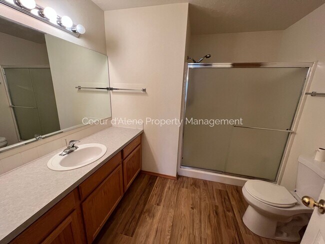 Building Photo - 2 bed townhouse in gated community w/ River access!