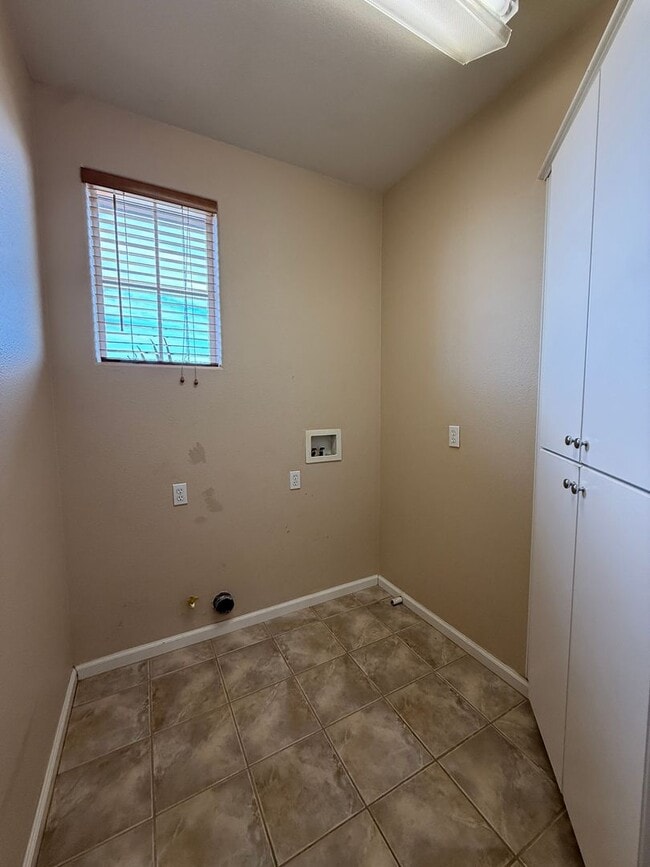 Building Photo - Beautiful Large Two Story Home is Centrall...