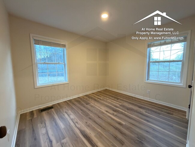 Building Photo - 703 W 7th St