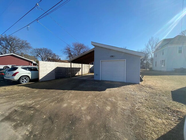 Building Photo - Spacious 4 Bed 2 Bath Home Lots of Storage