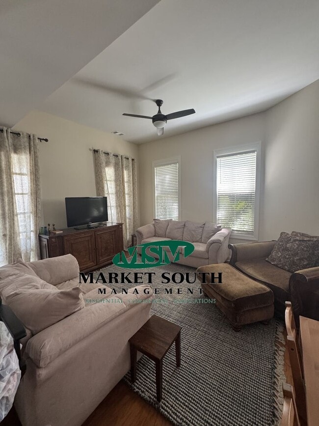 Building Photo - *REDUCED* FURNISHED RENTAL ON HENRY