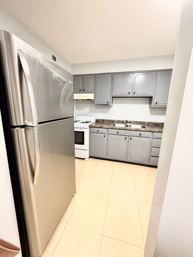 Building Photo - 2971 Four Towers Dr