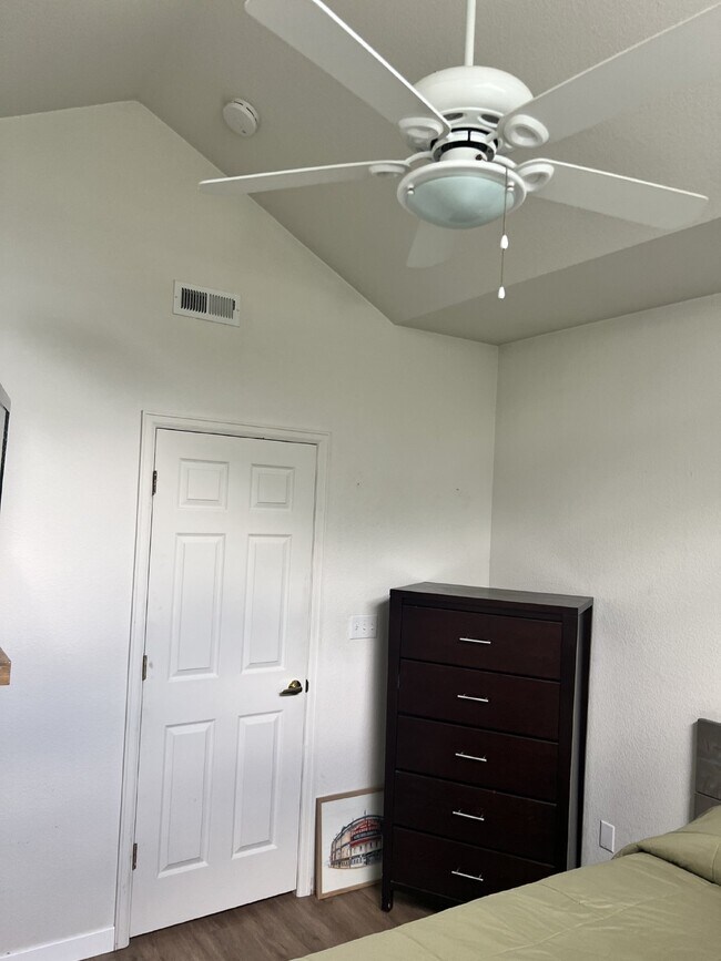 Building Photo - Beautiful Condo in Steeplchase!
