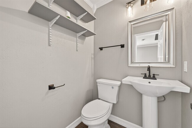 Building Photo - 1720 Old Creek Dr