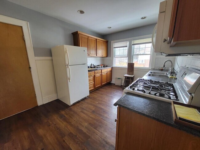 Building Photo - 300 Forest Hill Dr