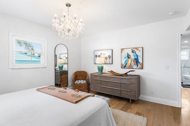 Building Photo - ** OLDE NAPLES ** 2 BED / 1 BATH - CONDO -...