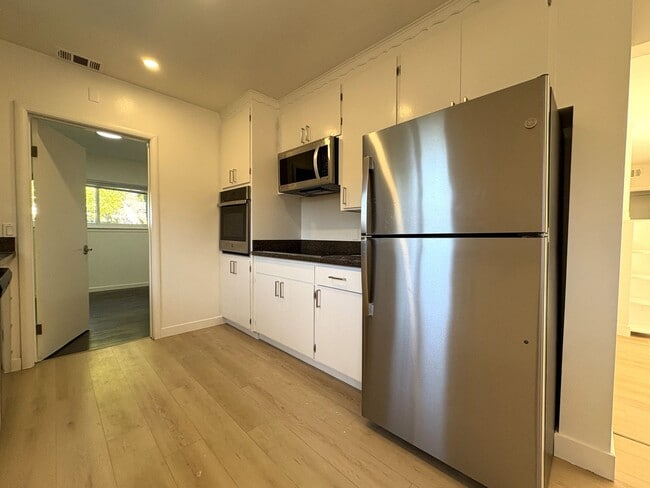 Building Photo - Charming 2 Bedroom, 2 Bathroom Home in Redwood City