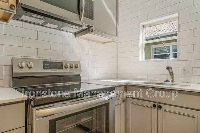 Building Photo - 2622 E 8th St