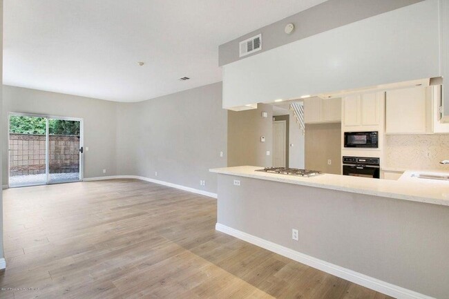 Building Photo - Spacious renovated townhouse in Arcadia fo...