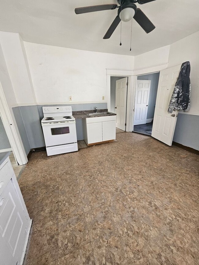 Building Photo - Upper 2 bedroom unit lower east side