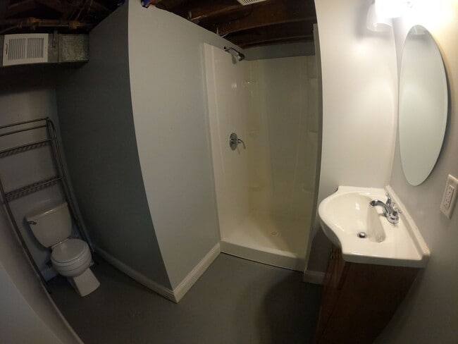 Building Photo - 3 bed 2 bath Berkley bungalow with garage ...