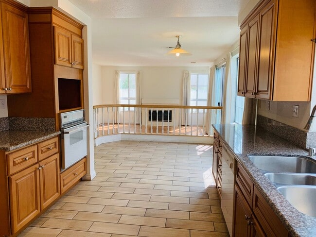 Building Photo - Beautiful 3 Bedrooms, 2.5 Baths Home with 3 Garage in Gated West Covina Community