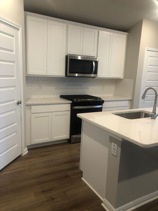 Building Photo - -=Available April 2026=-  4BR/2BA w/ Fenced Yard + Covered Parking in Hutto, TX