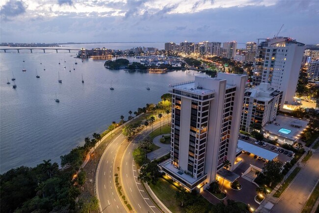 Building Photo - 770 S Palm Ave