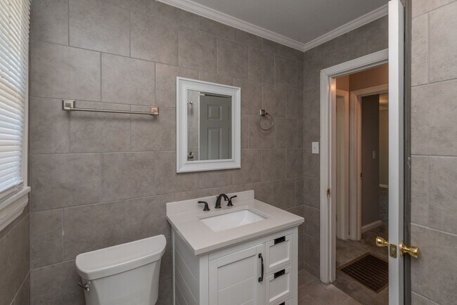 Building Photo - $1,250 - 3 bed/1 bath single-family home f...