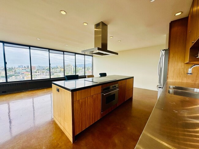 Building Photo - Luxury 12th Floor Corner 1bd/2bath w/ Incr...