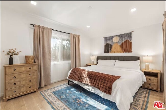 Building Photo - 5700 Vanalden Ave