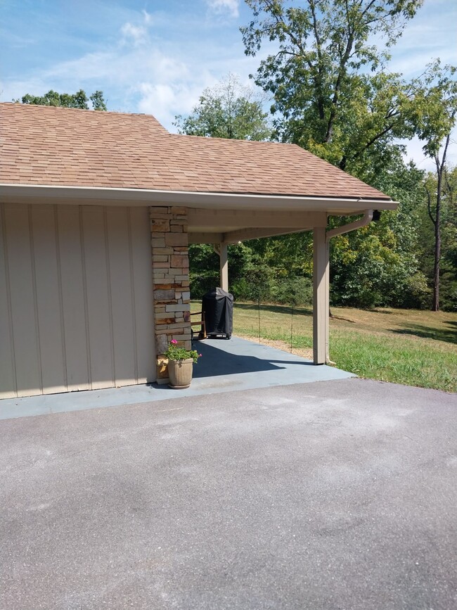 Covered patio area - 1426 Mountain Ranch Rd