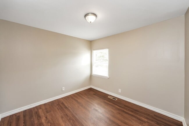 Building Photo - Move in Before the Holidays! Cozy Childers...