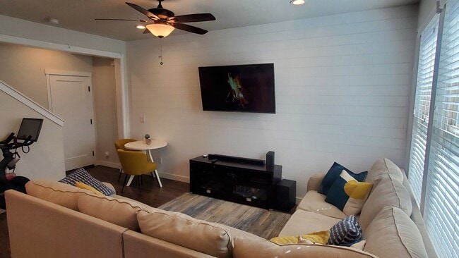 Building Photo - Great 3 Bd 2 Ba Townhome 2 Car Garage